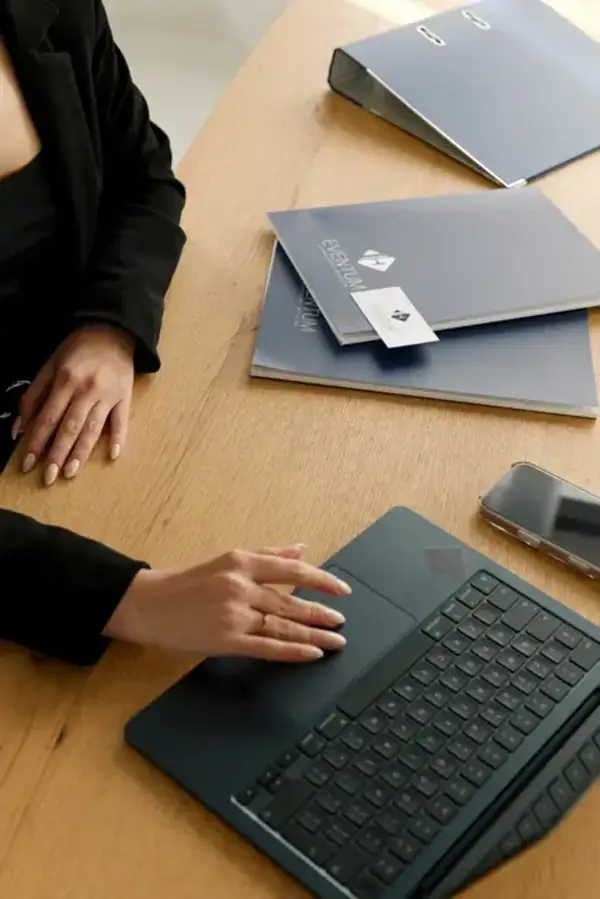 Księgowa w czasie pracy na laptopie
